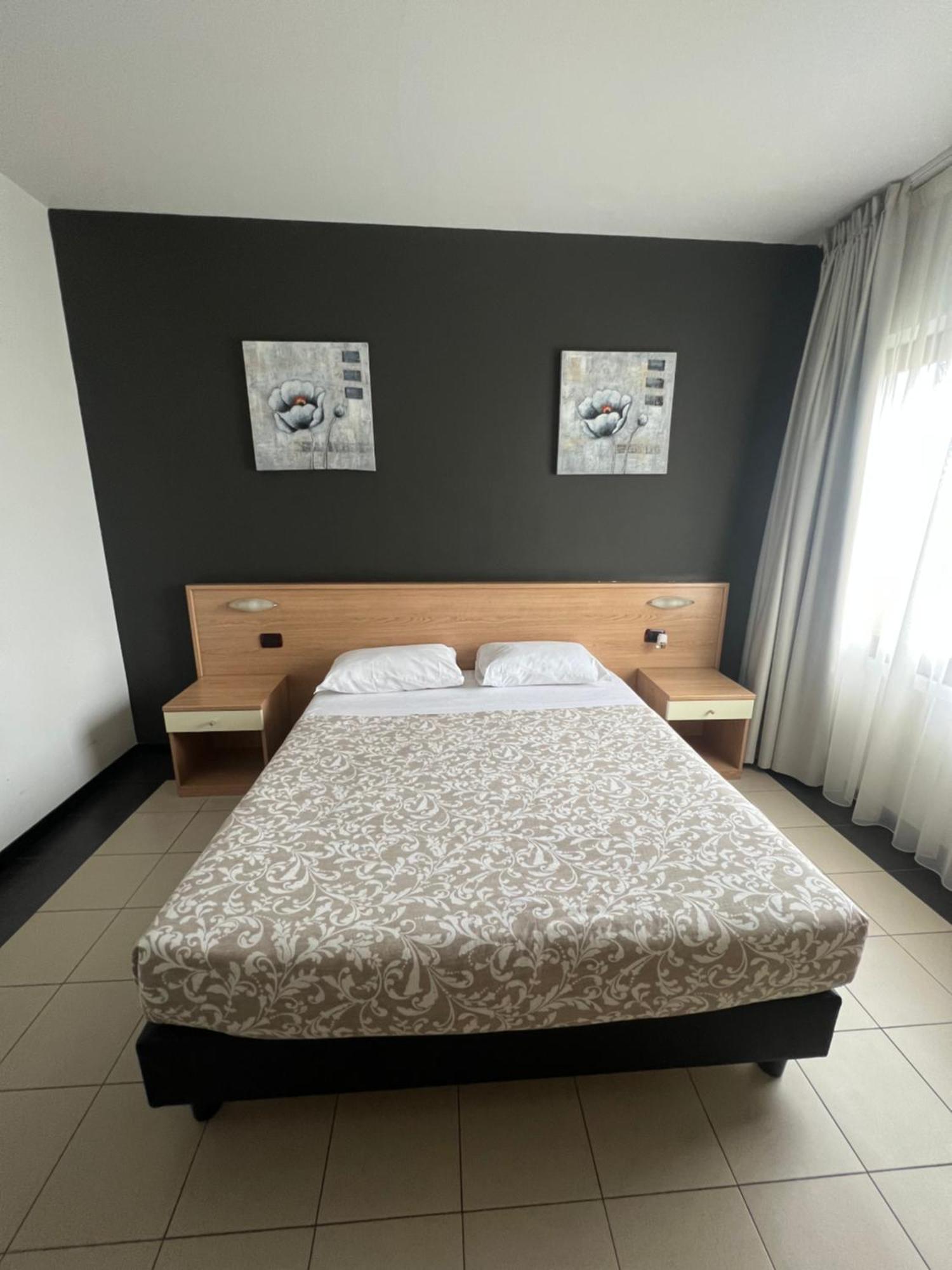 Hotel Ayri Medesano Esterno foto